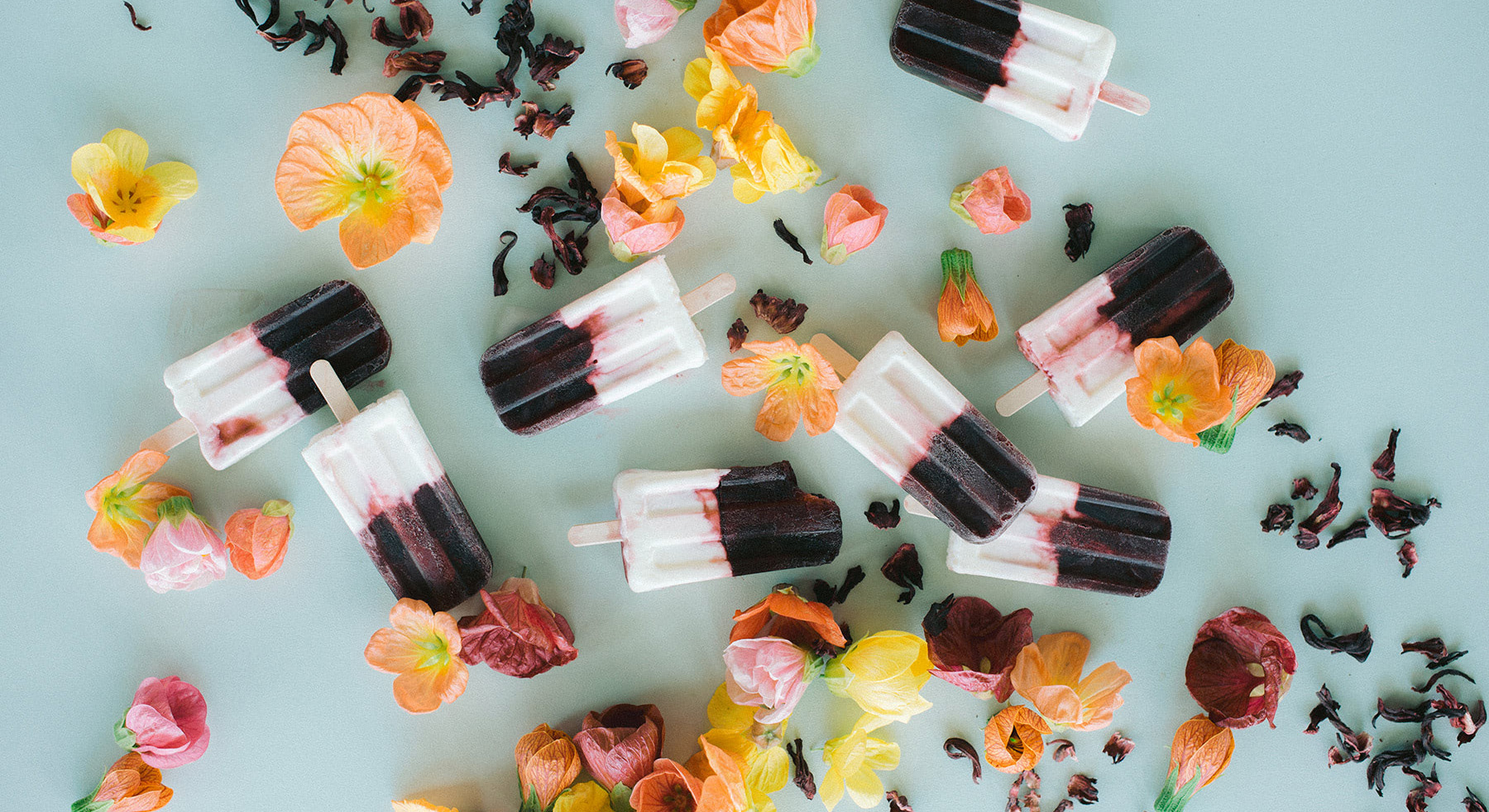 Photo of popsicles with flowers